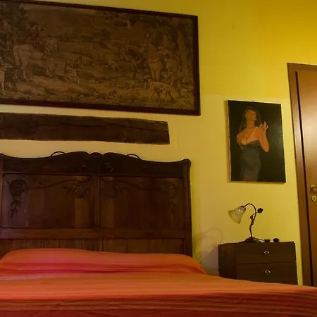 فندق مبيت وإفطار Arco Dei Nobili Monforte dʼAlba
